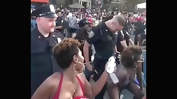 Mexendo a bunda pro policial em Salvador