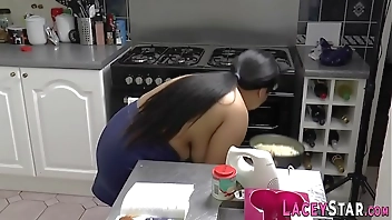 Granny covers les in cake