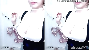 Jeehyeoun dances sexily #1