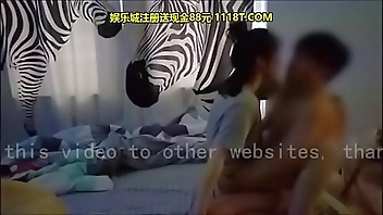 多姿势猛艹极品白嫩骚妹纸骚气十足很乖很听话背着男友被