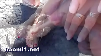 pisse et ejacule sur mes jambes