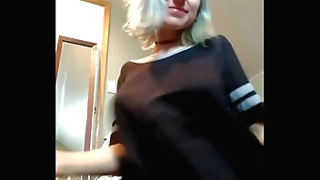 novinha mostrando os seus peitoes