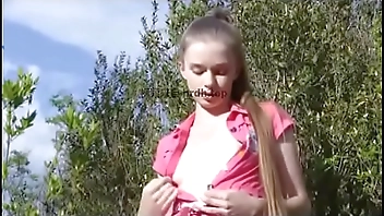 娇俏小美女野外草地上慰藉她寂寞粉穴