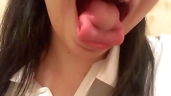 Japanese girl @kamititisokuhou showing crazy tongue skills