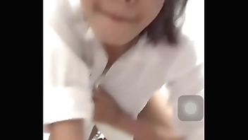 Em gai show hang lo nguc dep tren bigo