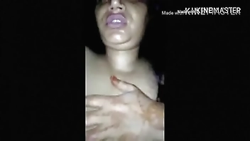 Indian hot horny Housewife bhabhi in yallow saree petticoat give blowjob to her bra sellers