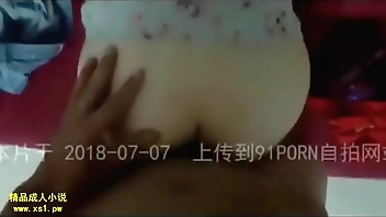 一边给老公打电话一边被操，差点叫出声 很刺激