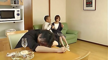 夫の目の前で妻が ～結婚祝いにきた上司の罠～  2