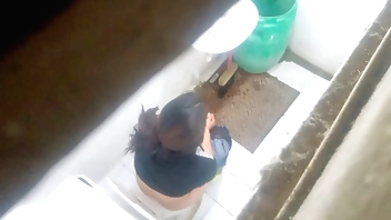 Espiando en el baño rica mulata