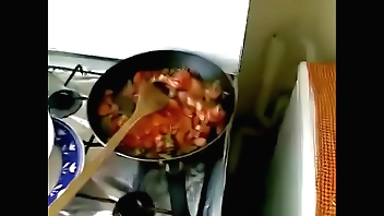 Desi bhabhi sucking while cooking