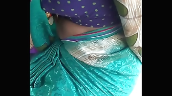 hot Telugu aunty showing boob's in auto