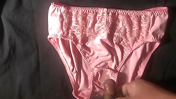 射在粉紅色原味絲質蕾絲內褲上 射完用擦在內褲上 絲質觸感很棒