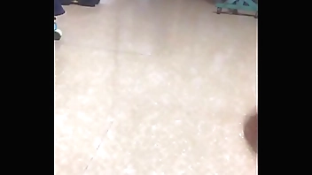 Chồng xuống bếp lột quần vợ (1)