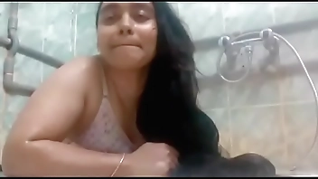 বাথরুমের গোসল করার ভিডিও