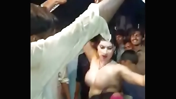 सेक्सी लडकी डांस करती