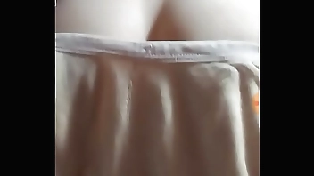 Em gái 2k thủ dâm