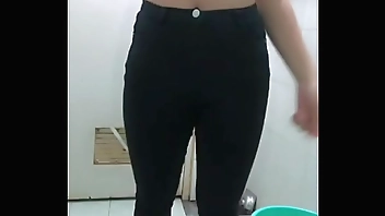 Em gai show trong phong tam