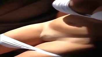 Deborah Secco nua vestindo biquini  no carro