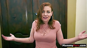 StepSon gets a blowjob from gold digger stepmom