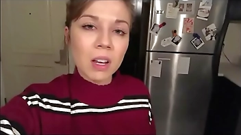 Does anyone know the name of this girl like Jannette Mccurdy (iCarly)?