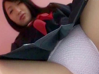 Japanese babe's naughty nipple-show in Tokyo XXX